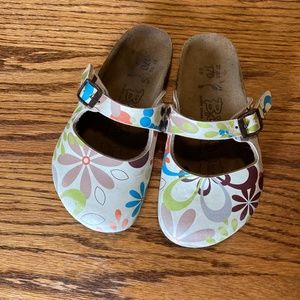 Size 9 little girls 'Birkies' Birkenstock slip on floral clogs